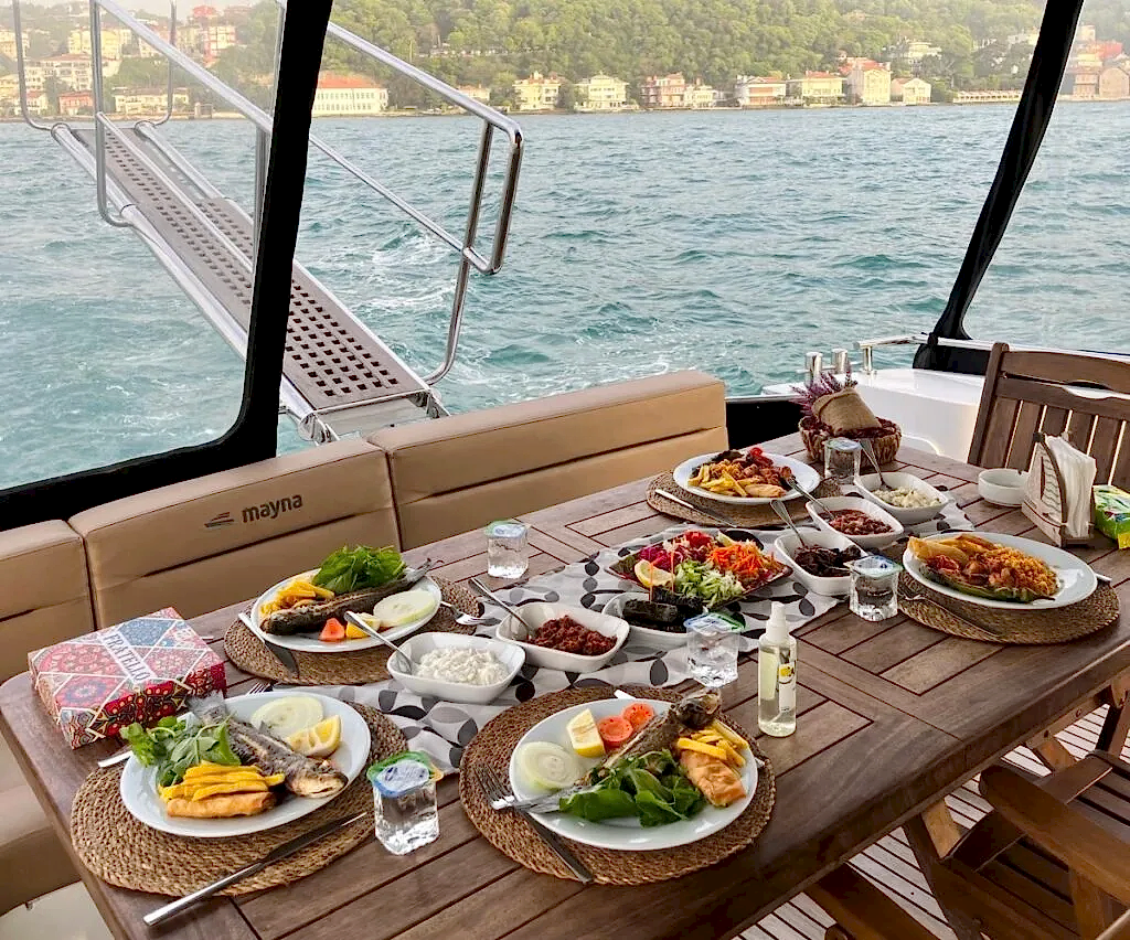 Teknede Şirket Yemeği: Çalışma Arkadaşlarınızla Teknede Akşam Yemeği